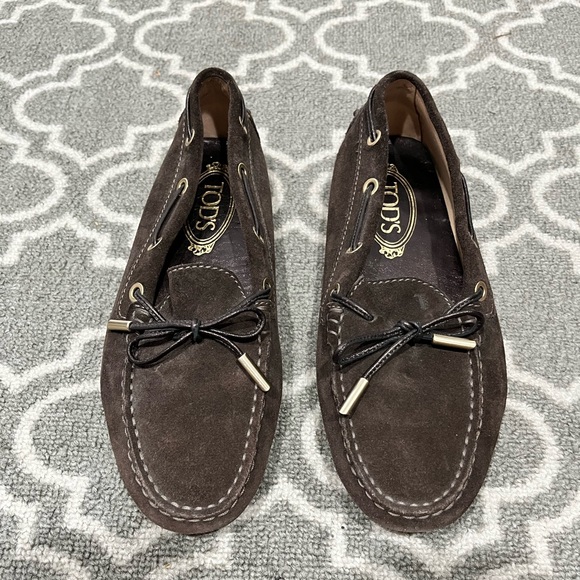 Tod’s Gommino Driving Shoes in Brown Suede - Picture 3 of 6